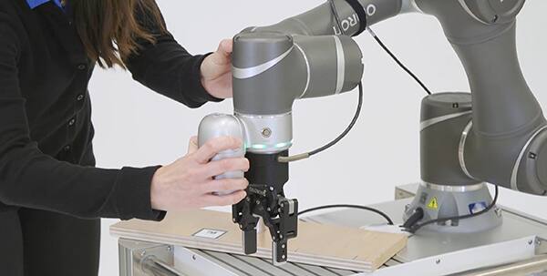 协作机器人可通过将支臂从一个位置移动到另一个位置进行训练的图片