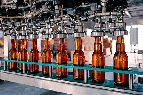 自动化装瓶工厂的图片
